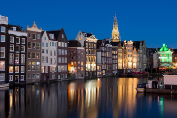Naklejka premium Damrak canal at night, Amsterdam, Netherlands