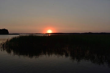 Fototapeta na wymiar zachód słońca nad mazurskim jeziorem