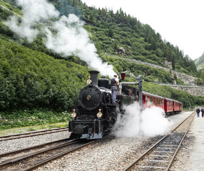 Alter Zug mit Dampflockomotive am Furkapass