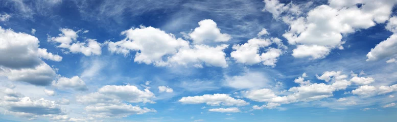 Deurstickers Hemel witte pluizige wolken op blauwe lucht in de zomer op zonnige dag