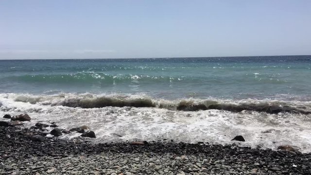 Wellen, Brandung, Strand, Felsen und Steine