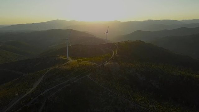 Pale eoliche al tramonto