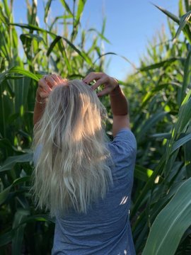 Femme Blonde Myst&eacute;rieuse Regardant Au Loin Dans Un Champ