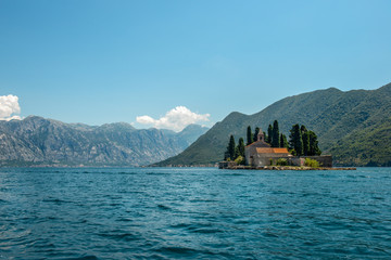 Klasztor św. Jerzego benedyktynów na wyspie św. Jerzego Ostrów Sveti Dorde. Jedna z dwóch wysepek w pobliżu wybrzeża miasta Perast w zatoce Kotor.
