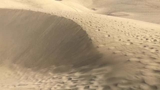 Wind weht Sand von den Dünen, Wanderdünen