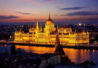 Fototapeta na wymiar Hungarian parliament in evening