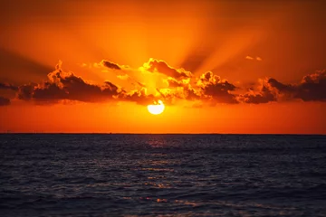 Zelfklevend Fotobehang Zonsondergang aan zee Prachtige zonsopgang boven de zee