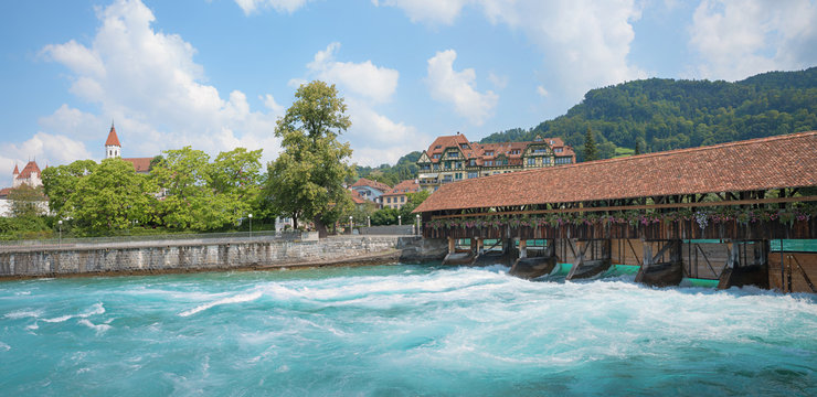historische Holzbr&uuml;cke und Schleuse in Thun, Berner Oberland. Panorama