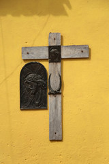 Kreuz an einer Hauswand