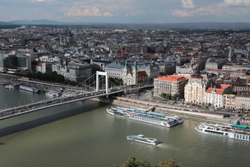 Obraz premium Panoramic view of Budapest, from height of bird's flight, from the Watchtower, before a rain.