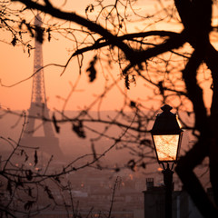 Tour eiffel dans une lumière orange