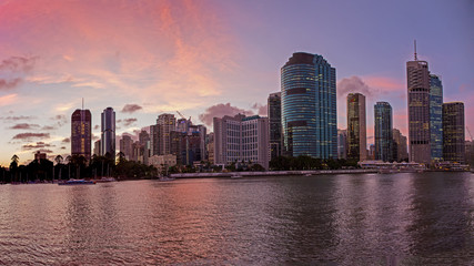 Fototapeta na wymiar Brisbane, Skyline bei Sonnenuntergang