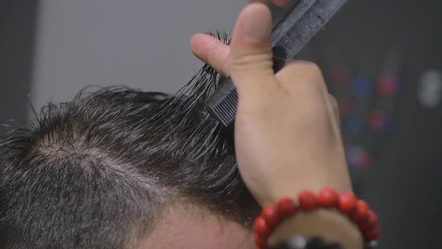 Barbiere taglia capelli