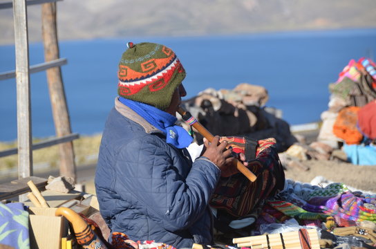 Suonatore Peruviano sul lago Titicaca