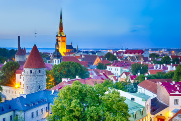 Obraz premium Ancient City of Tallinn Center. Picture Made from Toompea Hill During Blue Hour.