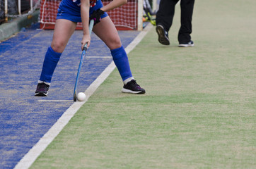 Partido de Hockey, campo de juego c&eacute;sped sint&eacute;tico