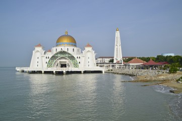 Obraz na płótnie Canvas the view of Malacca Straits mosque