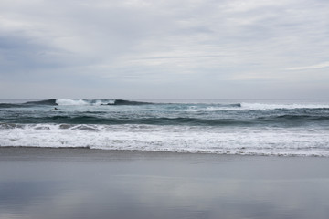 Fototapeta na wymiar Overcast Surf