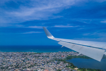 Plane about to land in San Juan - obrazy, fototapety, plakaty