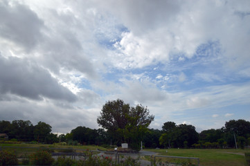 Fototapeta na wymiar 青空に浮かぶ黒い雲と白い雲