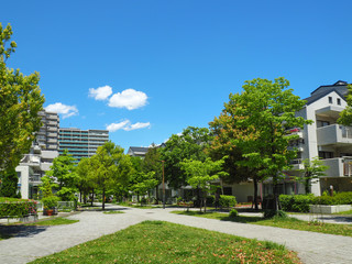 青空と閑静な住宅街