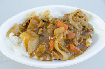 キャンプでのカレーです。ダッチオーブンで調理しました。