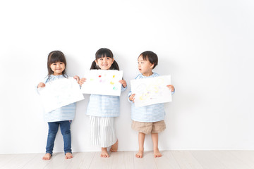 幼稚園で遊ぶ子ども