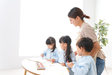 幼稚園の先生と児童