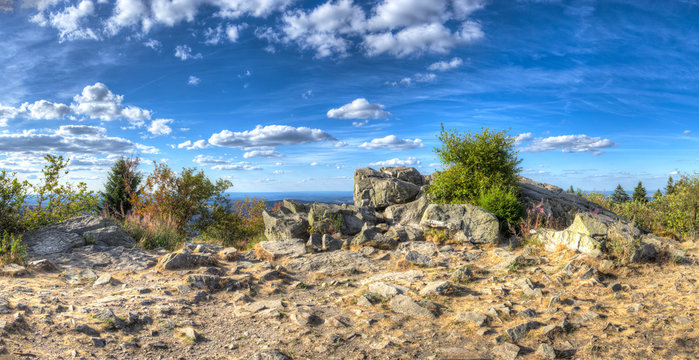 Das Gipfelplateau des Gro&szlig;en Feldbergs im Taunus, Hessen rund um den Aussichtspunkt Brunhildisfelsen,