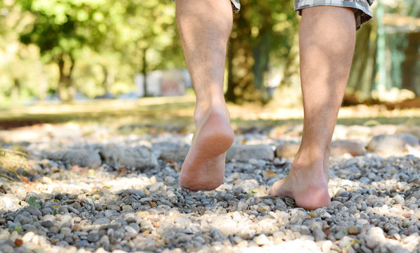 Barfüßerpfad im Park mit menschlichen Füße