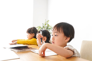 お勉強をする子どもたち