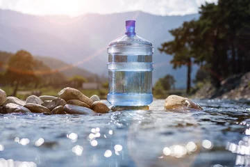 Sierkussen Natuurlijk mineraalwater in een grote fles © arttim