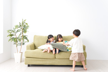 おうちで遊ぶ子どもたち