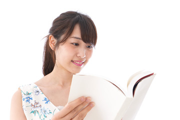 読書をする若い女性