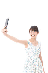 Naklejka premium 自撮り・ライブ配信をする若い女性