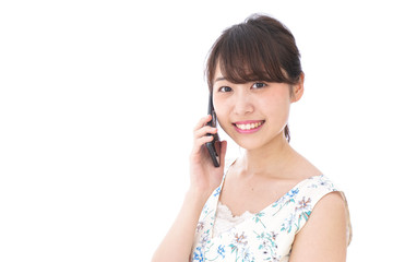 Fototapeta premium スマホで通話をする若い女性