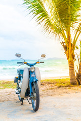 Obraz premium Old and classic bike with sea background