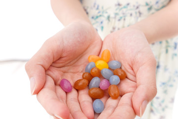 お菓子を食べる若い女性