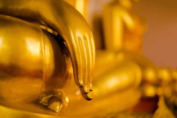Crédence de cuisine en verre imprimé Bouddha les mains du Bouddha d& 39 or qui détiennent la foi.