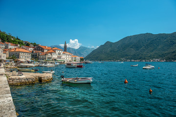 Fototapeta na wymiar mały port w mieście Perast w Czarnogórze
