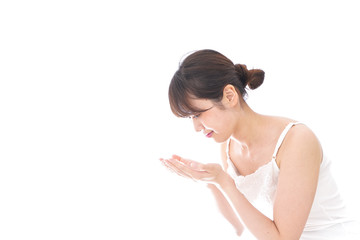 Obraz premium 洗顔をする若い女性