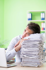 Obraz premium Businessman having problems with paperwork and workload