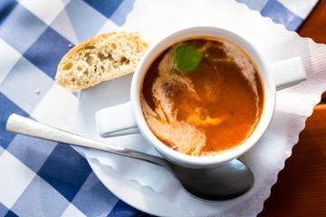 Tomatensuppe mit Basilikum