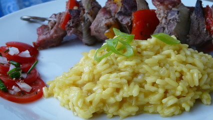 Risotto alla Milanese und Fleischspieß