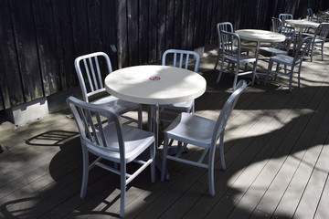 木陰の白いテーブルとイス