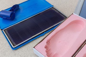 Material beim Fussdruckmessung beim Othopädieschuhtechniker mit Blaubadruck und Trittschaum