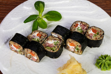 Japanese roll with kinoa and salmon