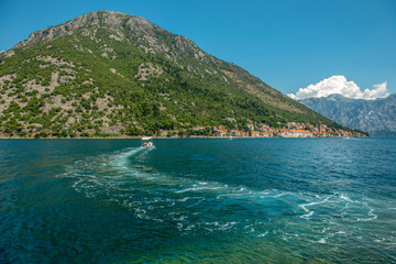 kilwater - ślad na wodzie. w tle widok na miasto Perast, Czarnogóra 