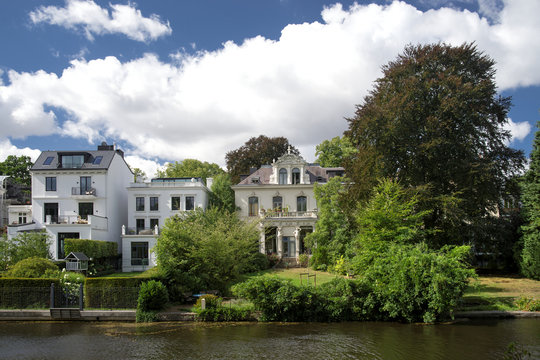Hamburg am Alster Fluss in Harvestehude im Sommer