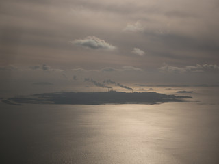 매연을 내뿜은 섬의 공장